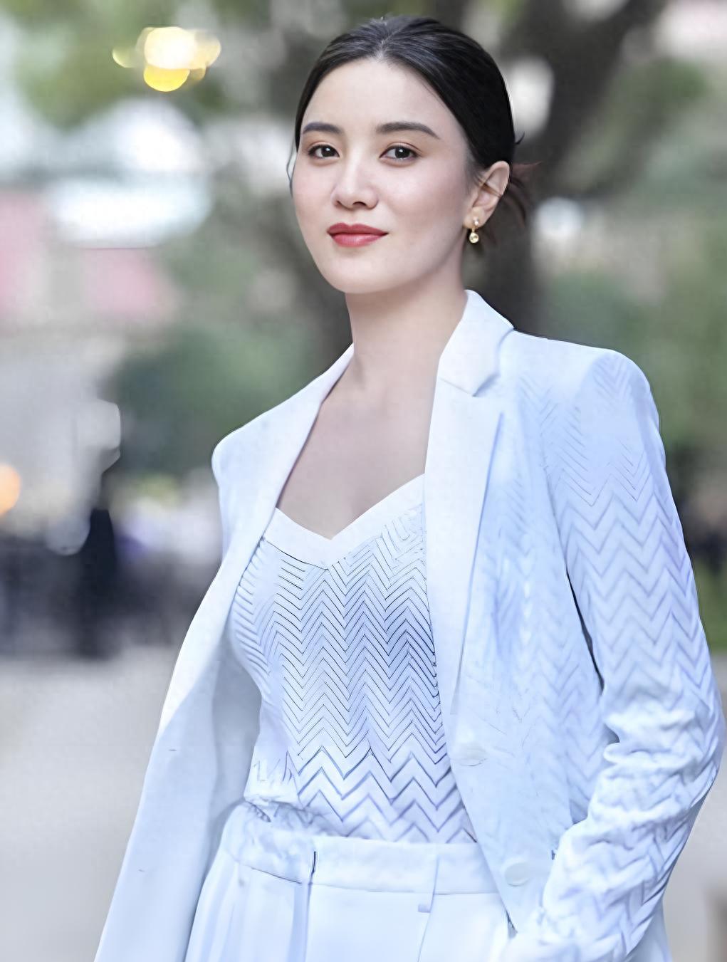 她被骂“知三当三”，后被封为“爆冷女神”，得奖后高冷怒怼海清