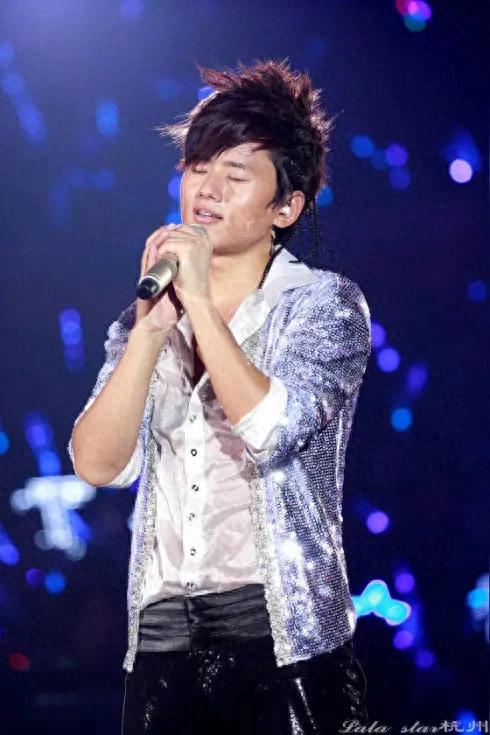 张杰2025广州演唱会发布会_张杰杭州奥体中心体育场大莲花演唱会_张杰开往1982巡回演唱会杭州站