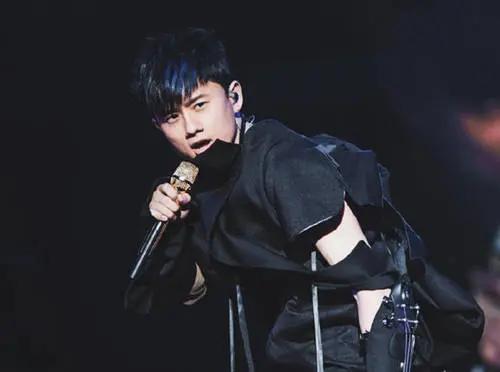 张杰2025广州演唱会发布会_张杰杭州奥体中心体育场大莲花演唱会_张杰开往1982巡回演唱会杭州站