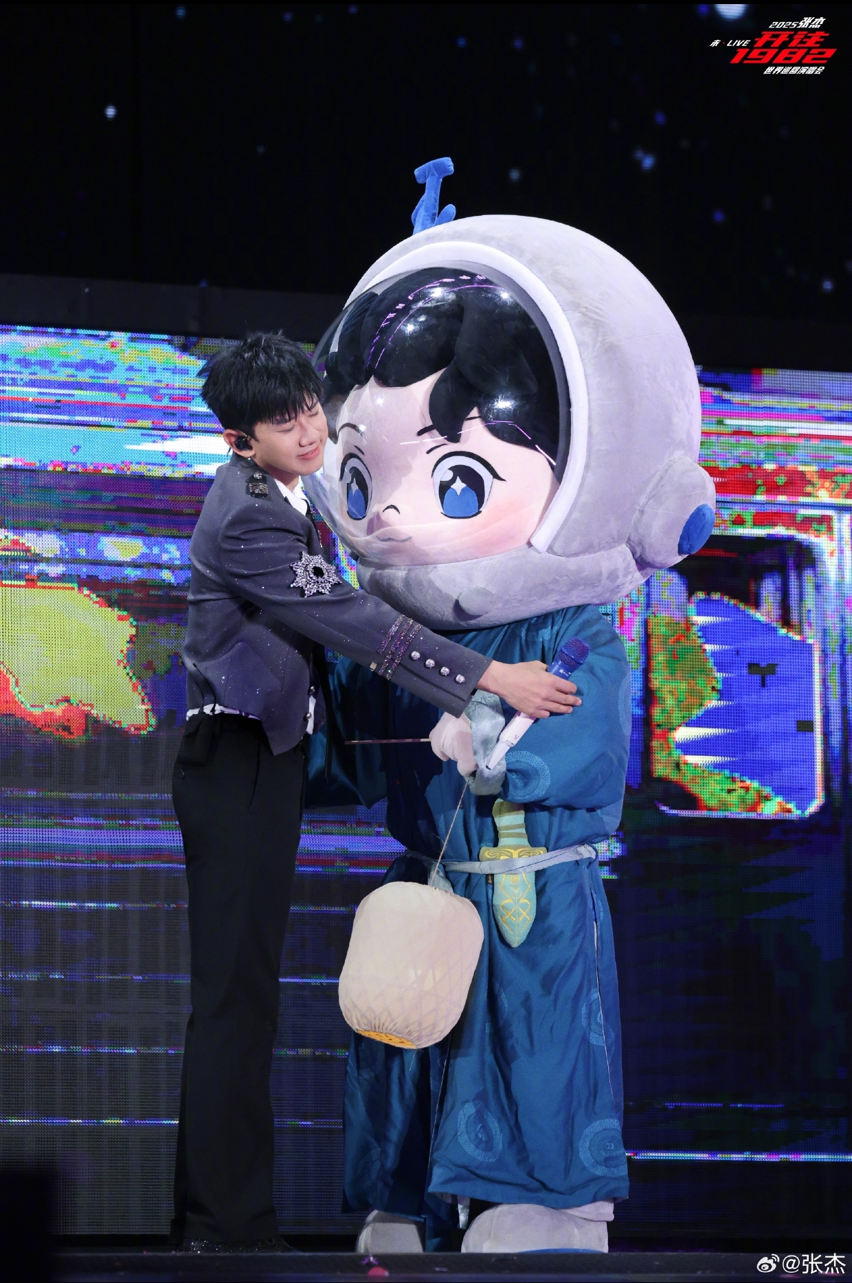 张杰2025广州演唱会发布会_张杰出道20年演唱会主题设计_张杰杭州演唱会开往1982巡演