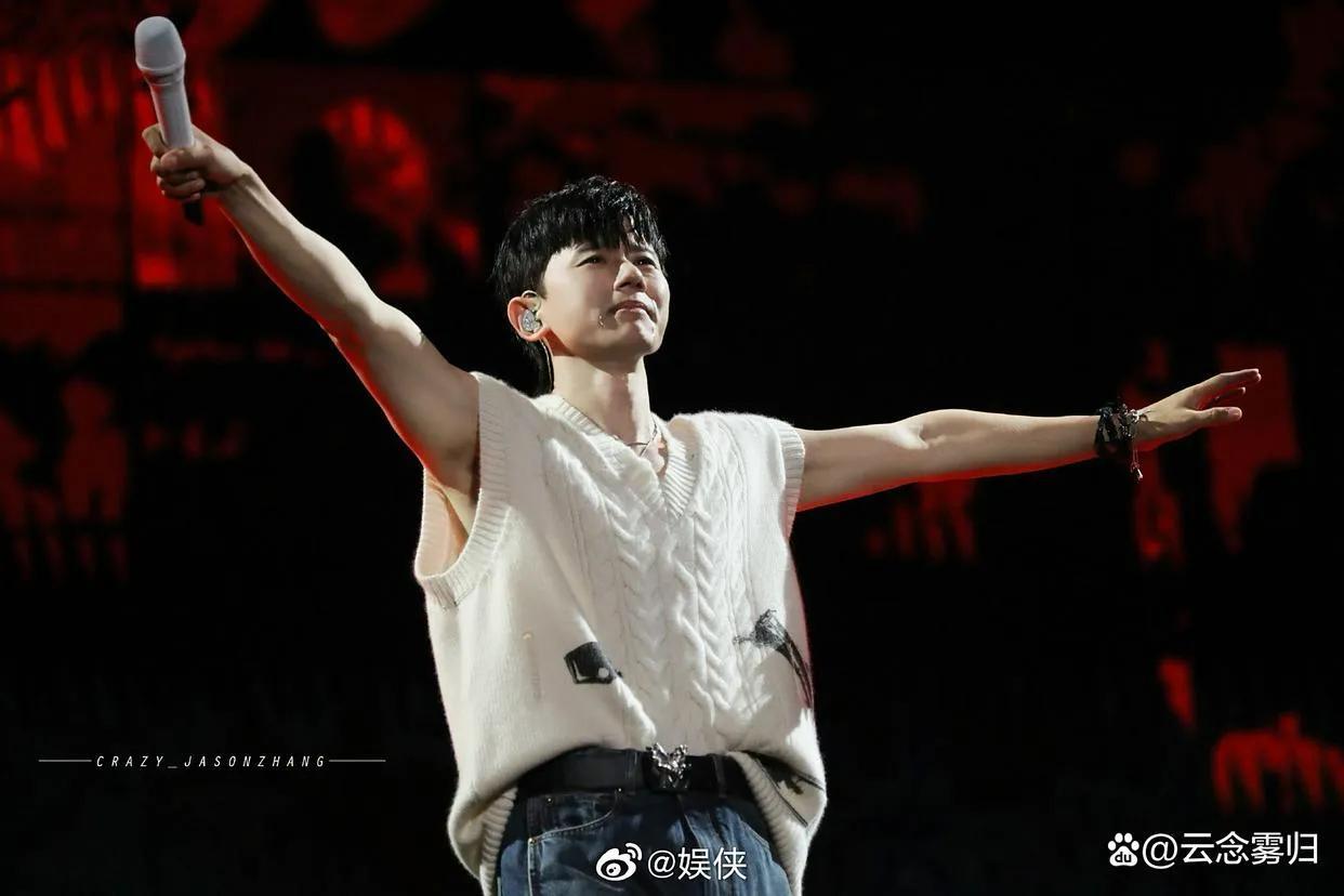 张杰2025广州演唱会发布会_张杰未LIVE开往1982巡回演唱会杭州站_张杰杭州奥体中心体育场大莲花演唱会2025