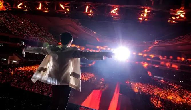 张杰杭州奥体中心体育场大莲花演唱会2025_张杰2025广州演唱会发布会_张杰未LIVE开往1982巡回演唱会杭州站