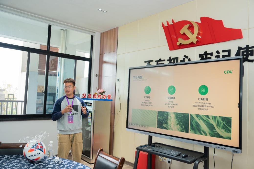 快乐足球点燃梦想公益活动_足球线下互动小游戏_女足活力玫瑰课堂