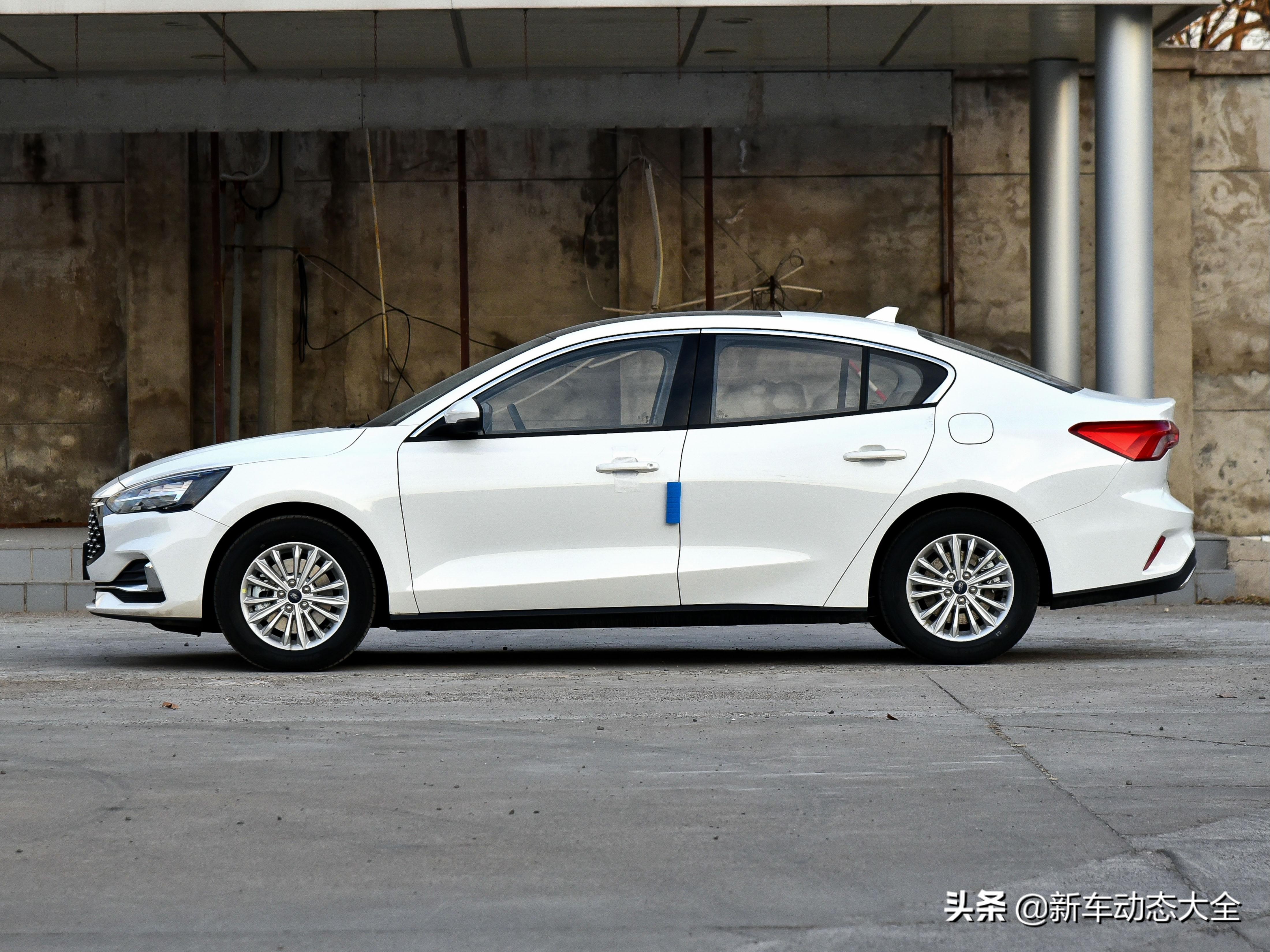 福克斯三厢EcoBoost180自动锋潮型特点_2021款福特福克斯评测_2025款福克斯三厢使用说明书