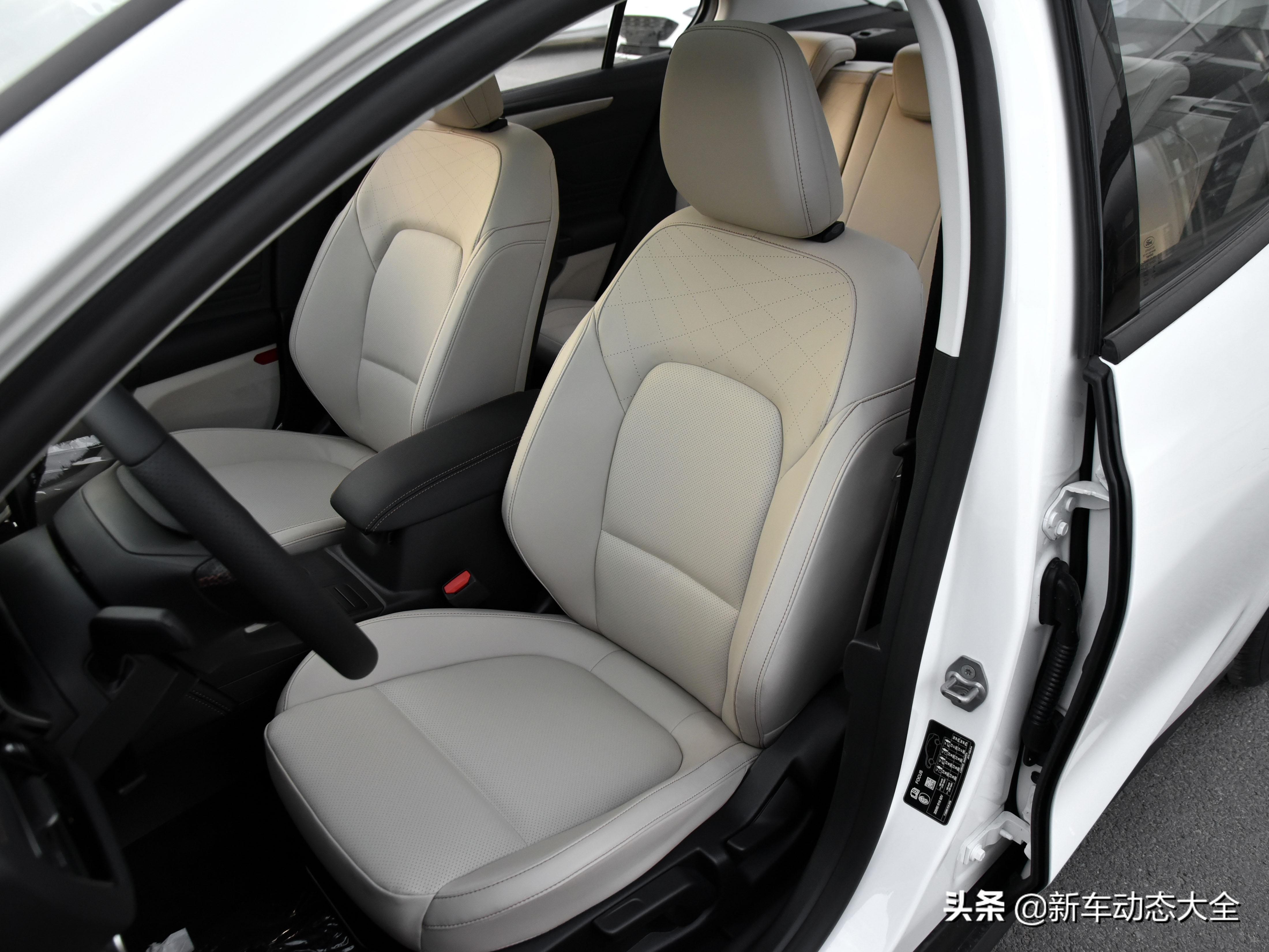 2025款福克斯三厢使用说明书_2021款福特福克斯评测_福克斯三厢EcoBoost180自动锋潮型特点