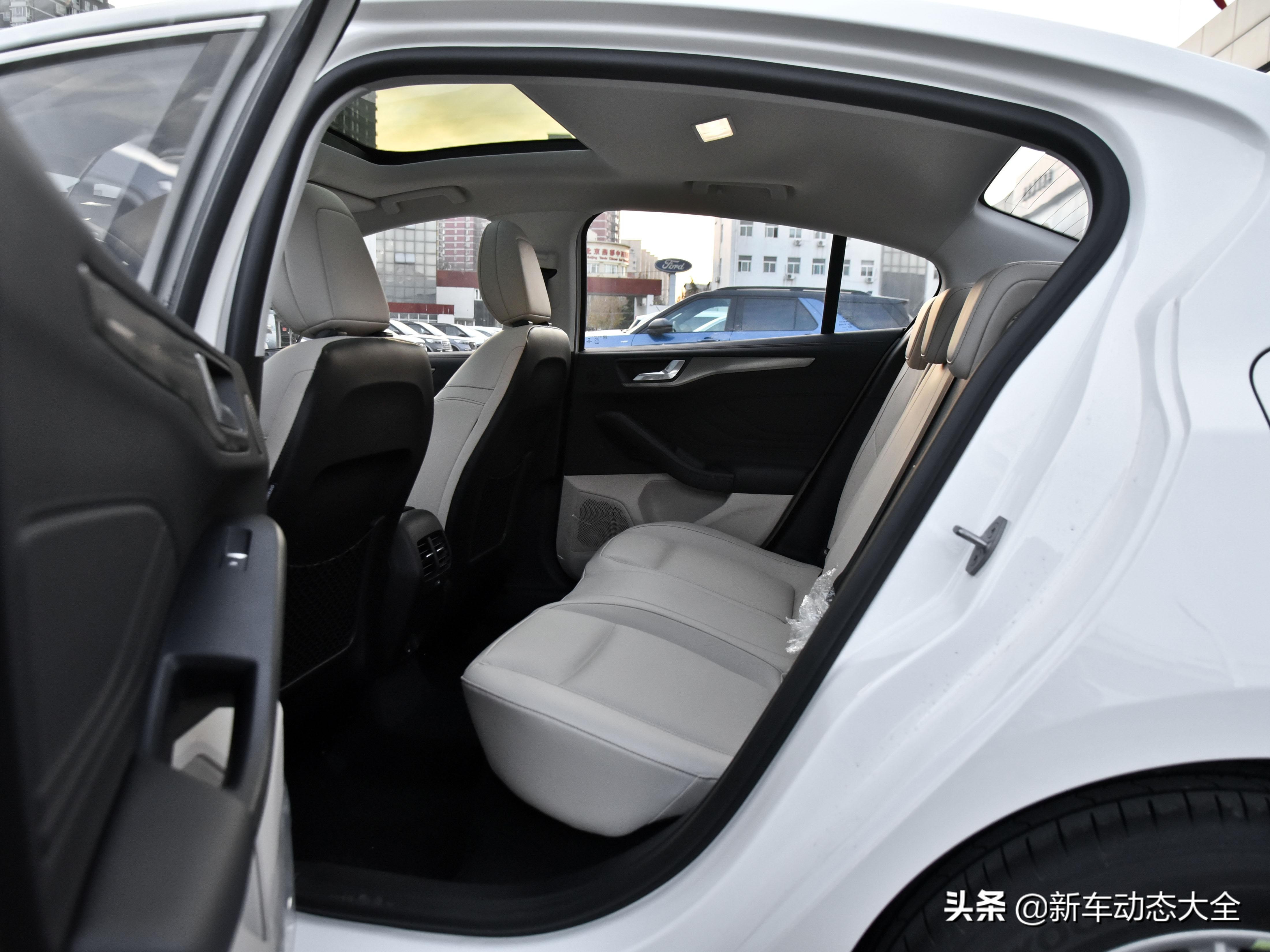 福克斯三厢EcoBoost180自动锋潮型特点_2021款福特福克斯评测_2025款福克斯三厢使用说明书