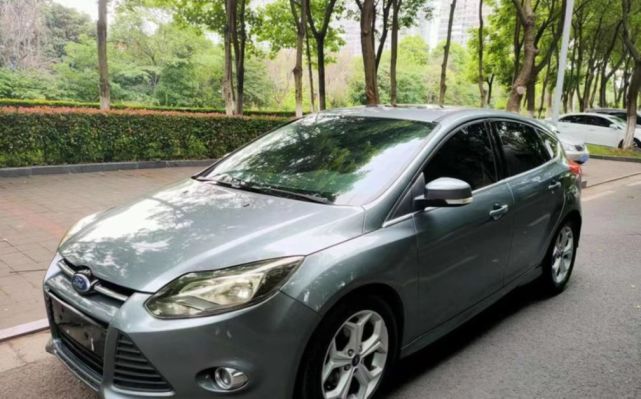 2012款福克斯两厢2.0L手动豪华运动型_2025款福克斯三厢使用说明书_福克斯神车保值率